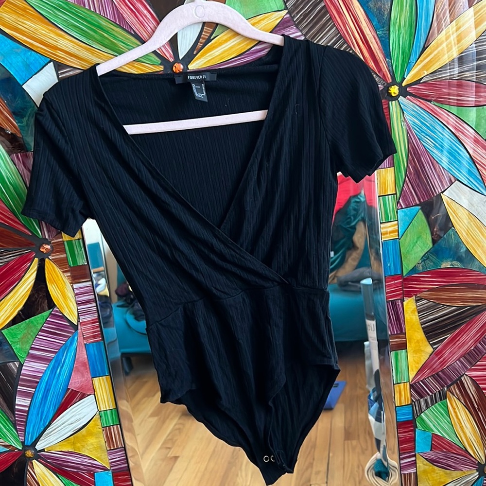 Forever 21 black V-neck short sleeve rubbed bodysuit ✨